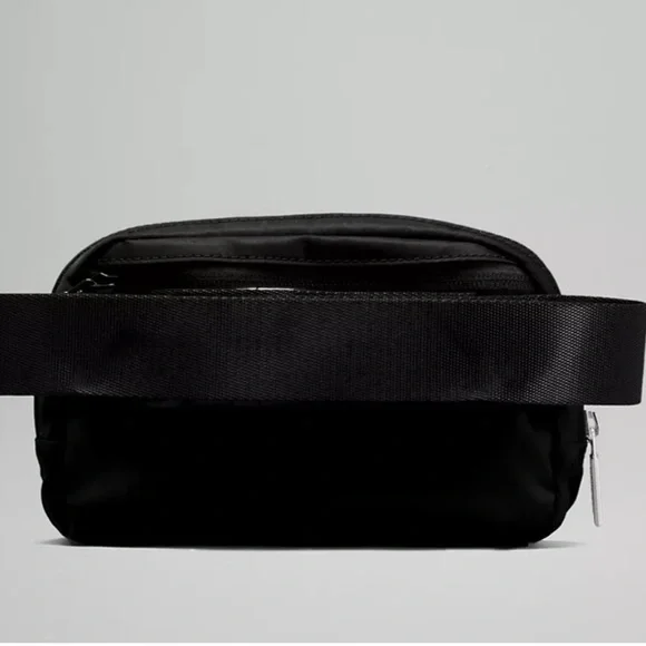 NWT Lululemon Everywhere Belt Bag black - Picture 2 of 9
